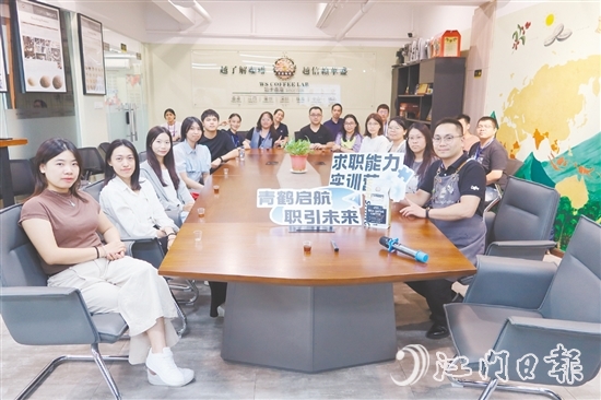 今年,鹤山市人力资源和社会保障局围绕“提升求职能力、深化自我认知、引路职业发展、匹配岗位实战”四大板块,整合政府、企业、高校、社会机构等多方资源,聚焦青年人才求职痛点、能力短板与发展需求,于8月至12月实施“青鹤启航·职引未来”2025年鹤山市青年人才就业服务提升行动。 今年,鹤山市人力资源和社会保障局围绕“提升求职能力、深化自我认知、引路职业发展、匹配岗位实战”四大板块,整合政府、企业、高校、社会机构等多方资源,聚焦青年人才求职痛点、能力短板与发展需求,于8月至12月实施“青鹤启航·职引未来”2025年鹤山市青年人才就业服务提升行动。