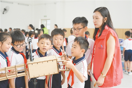 鹤山市举办“科普进校园，点亮科技梦”活动，学生们动手操作设备，直观了解科学原理在实际生活中的应用，感受科技的无穷魅力。