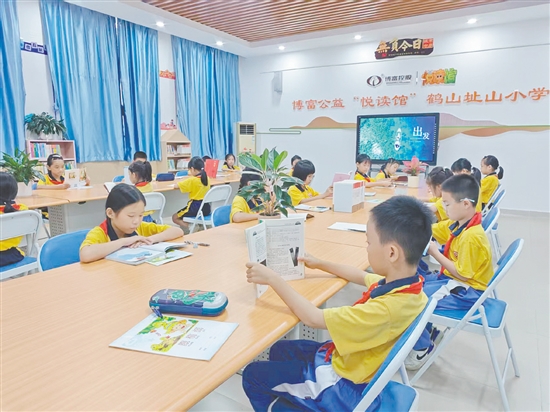 学生们在良好的环境中阅读喜爱的书籍。 学生们在良好的环境中阅读喜爱的书籍。