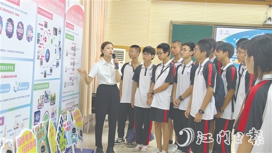 通过聆听讲解、动手体验，台山一中的同学们对无线电技术知识有了更好的理解。