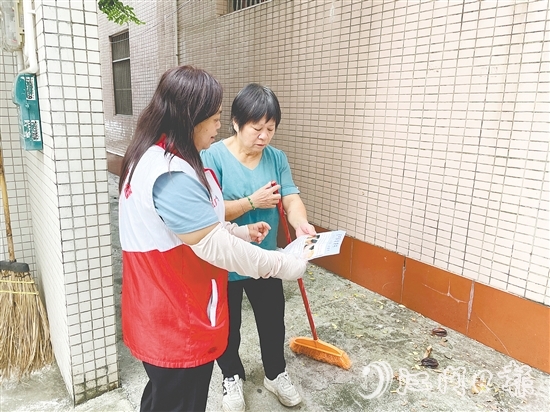 志愿者向市民派发传单，宣传防蚊灭蚊工作。