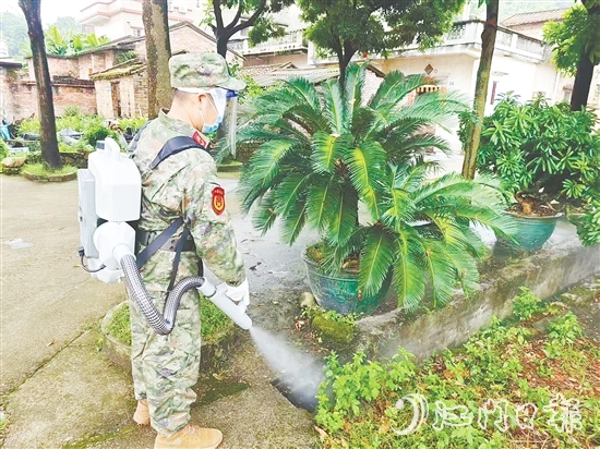 张家雄开展蚊虫消杀工作。