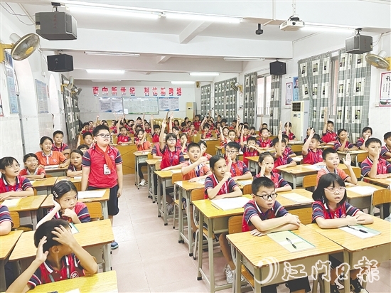 “青苹果大课堂”上，学生们积极参与互动、回答问题，学习防蚊灭蚊知识。