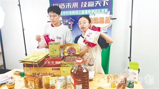 恩平利用直播带货方式助力“恩平优品”拓宽销售渠道。 恩平利用直播带货方式助力“恩平优品”拓宽销售渠道。