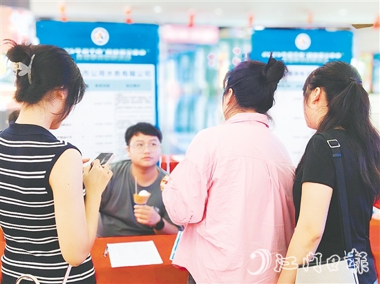 求职者在招聘会上了解岗位具体条件和要求。 求职者在招聘会上了解岗位具体条件和要求。