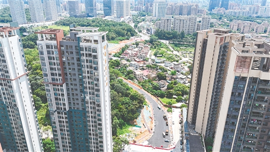 连通江侨路和篁庄大道的广场西路延长线已完成道路核心结构施工。 连通江侨路和篁庄大道的广场西路延长线已完成道路核心结构施工。