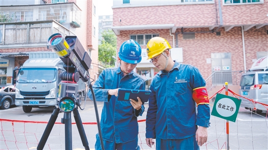 根据无人机实时传回的画面，运维人员调整激光炮参数。受访者供图