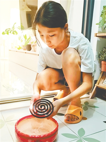 棠下实验小学学生在家点蚊香。 棠下实验小学学生在家点蚊香。