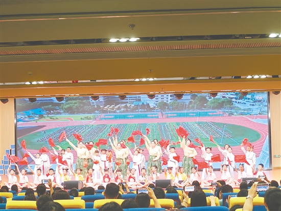 同学们带来精彩的经典诵读表演。 同学们带来精彩的经典诵读表演。