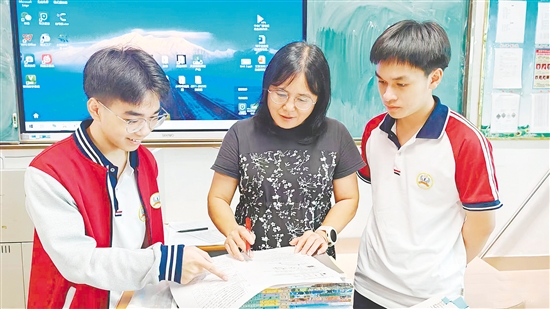 周玉贞(图中)耐心辅导学生。 周玉贞(图中)耐心辅导学生。