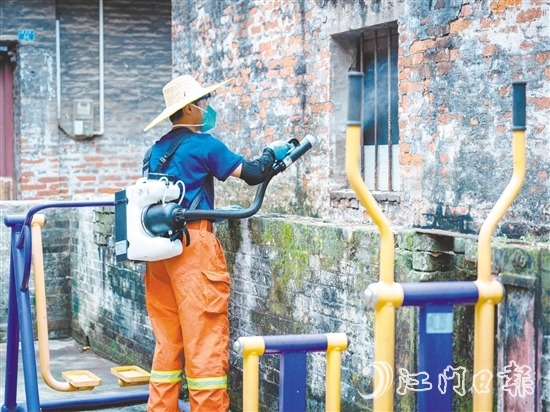 专业消杀员对公共区域进行消杀。 专业消杀员对公共区域进行消杀。
