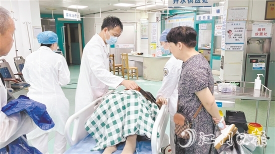 台风肆虐期间,医护人员救治急症患者。 台风肆虐期间,医护人员救治急症患者。