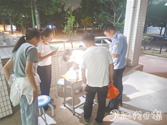 民警引导相关人员前往应急避难场所。 民警引导相关人员前往应急避难场所。