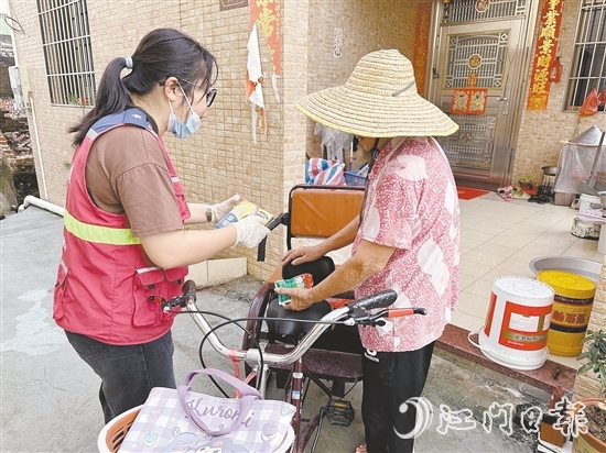 台风来临前,网格员上门宣传防蚊防台风知识,并派发灭蚊片、蚊香等。 台风来临前,网格员上门宣传防蚊防台风知识,并派发灭蚊片、蚊香等。