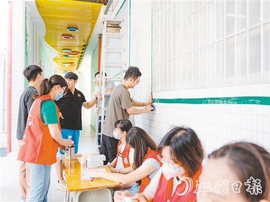 台风来袭,全区94个应急避难场所开放。图为党员志愿者在安装纱窗。 台风来袭,全区94个应急避难场所开放。图为党员志愿者在安装纱窗。