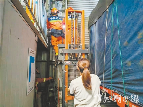 台风过境后,消防人员帮市民紧急维修变形卷帘门。 台风过境后,消防人员帮市民紧急维修变形卷帘门。