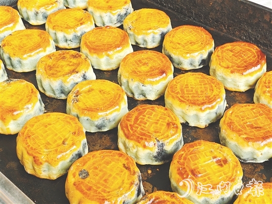 华南饼家的豆沙月饼,多年来坚持使用统一朴拙饼印。 华南饼家的豆沙月饼,多年来坚持使用统一朴拙饼印。
