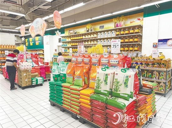 开平市积极做好生活物资保障工作,米、油、肉、菜等生活必需品供应充足、价格平稳。 开平市积极做好生活物资保障工作,米、油、肉、菜等生活必需品供应充足、价格平稳。