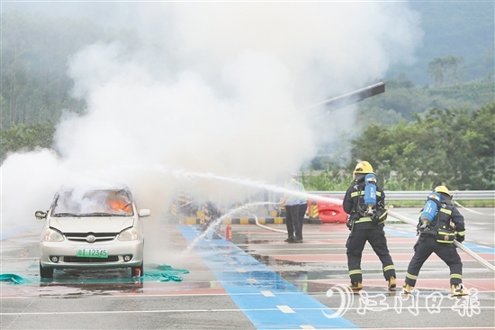 消防人员利用高压水枪扑灭明火。 消防人员利用高压水枪扑灭明火。