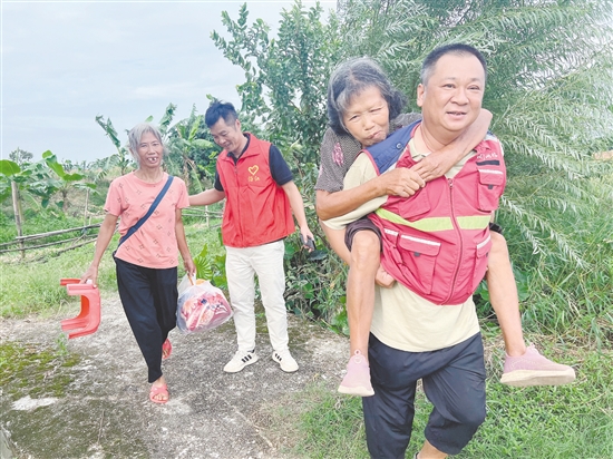 在各级党组织和党员努力下，纳入转移范围的群众全部转移到位。