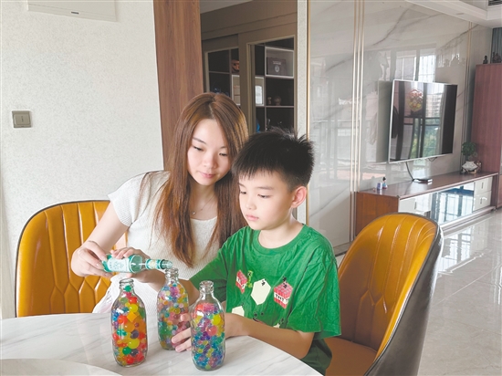 江门市农林小学的学生在家里和家长一起自制驱蚊水。