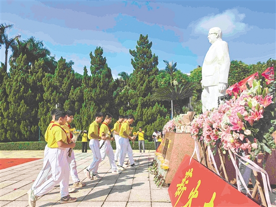 新会学子向陈经纶先生石像献花、鞠躬，表达心中的敬意和感恩之情。