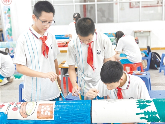 同学们在进行“二十四节气”主题塑料管作品创作。