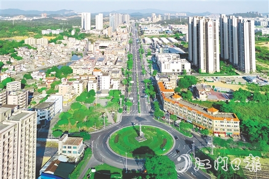 鹤城镇鹤城大道。 鹤城镇鹤城大道。