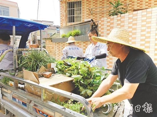 雅瑶镇党员干部下沉一线,清理积水和杂物垃圾。 雅瑶镇党员干部下沉一线,清理积水和杂物垃圾。