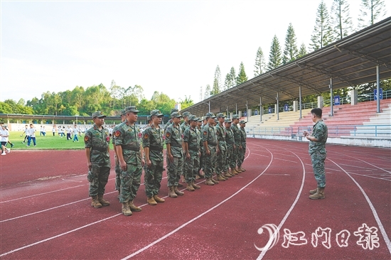 军训培养学生吃苦耐劳的坚强意志,养成优良的学习生活作风。 军训培养学生吃苦耐劳的坚强意志,养成优良的学习生活作风。