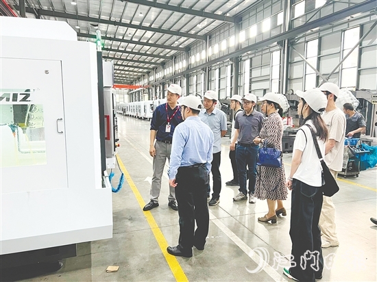 鹤山市科工商务局牵线广东台钲智能装备有限公司与五邑大学开展产学合作。 鹤山市科工商务局牵线广东台钲智能装备有限公司与五邑大学开展产学合作。