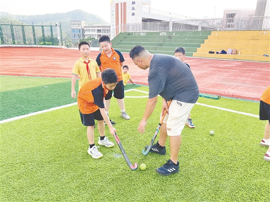 鹤山工业城第一小学曲棍球队成立。