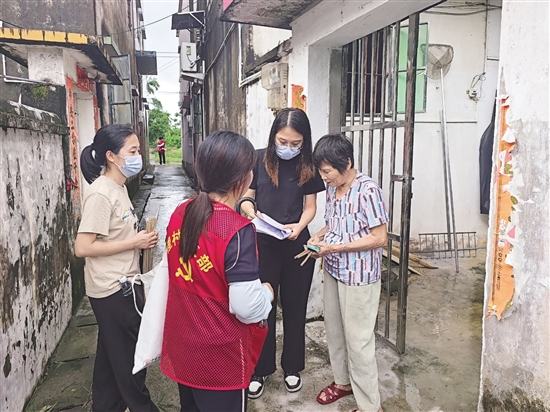 村干部、志愿者齐上阵,进村入户宣传防灭蚊知识。 村干部、志愿者齐上阵,进村入户宣传防灭蚊知识。