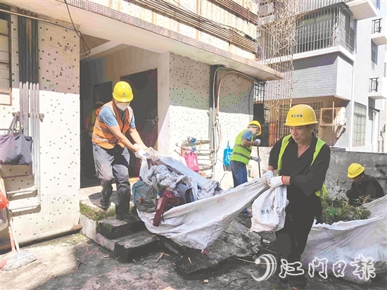 圭峰会城组织专业队伍清理单车房堆积杂物。 圭峰会城组织专业队伍清理单车房堆积杂物。