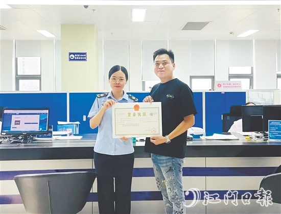 台山市发出首批“个转企”直接变更营业执照，流程高效便捷。