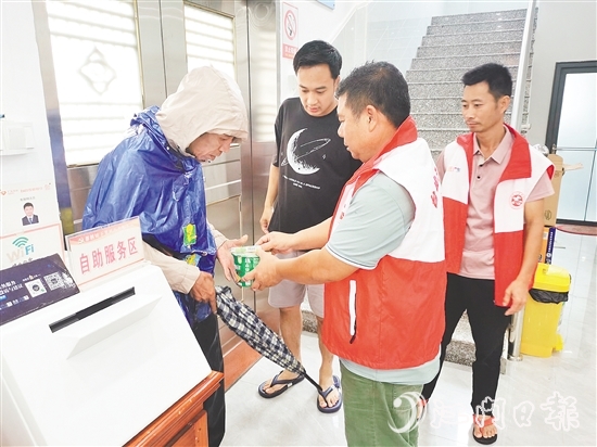 台山党员干部用心用情关爱群众。 台山党员干部用心用情关爱群众。