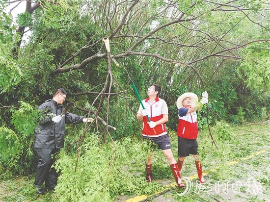 在防汛防台风等急难险重工作中,全市超过1600个基层党组织、10万余人次党员干部迅速响应、冲锋在前。 在防汛防台风等急难险重工作中,全市超过1600个基层党组织、10万余人次党员干部迅速响应、冲锋在前。