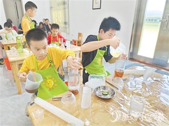 小朋友动手制作甘油果茶，完成后与父母分享。