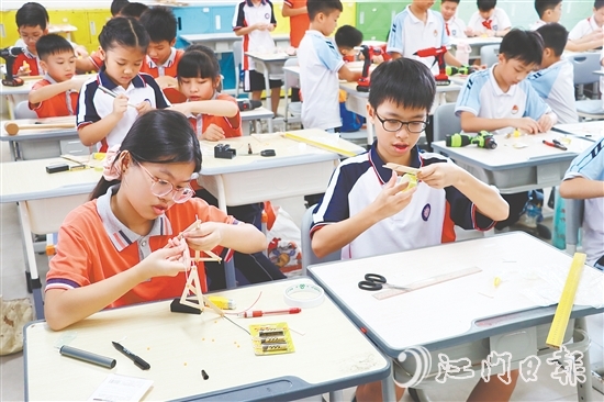 小选手们在比赛中制作“木牛流马”。