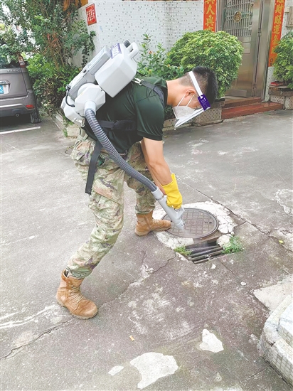 夏北浩民兵排民兵对农村蚊虫滋生隐患处进行仔细消杀。 夏北浩民兵排民兵对农村蚊虫滋生隐患处进行仔细消杀。