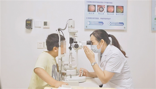 医生为孩子检查视力。