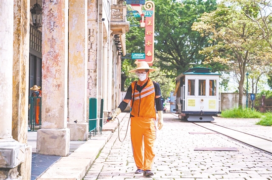 赤坎华侨古镇严格执行“一日双消杀”制度,安排专业蚊虫消杀队对景区进行无死角的全域消杀。 赤坎华侨古镇严格执行“一日双消杀”制度,安排专业蚊虫消杀队对景区进行无死角的全域消杀。
