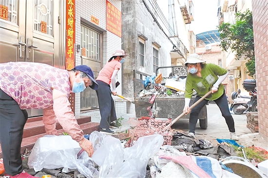 “大妈清扫队”的队员们主动牺牲休息时间,对村内杂物进行彻底的清运处置。 “大妈清扫队”的队员们主动牺牲休息时间,对村内杂物进行彻底的清运处置。