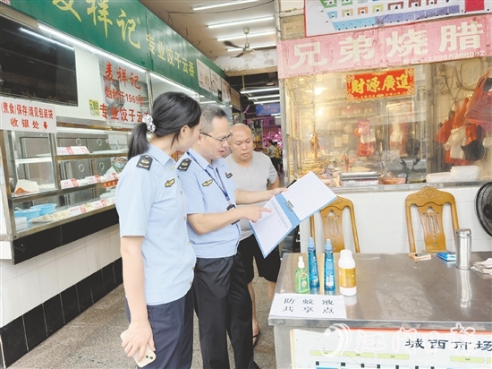 市场监管人员到农贸市场检查消杀台账。 市场监管人员到农贸市场检查消杀台账。