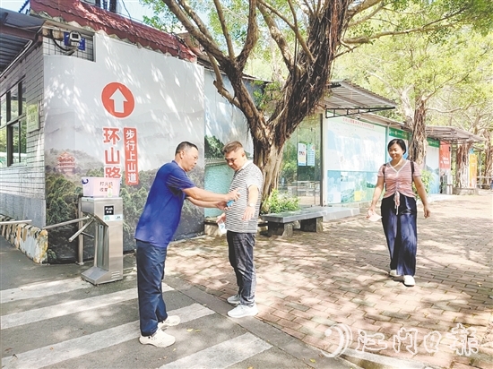 圭峰山景区工作人员为游客喷洒驱蚊液。