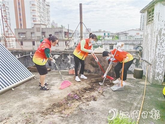 “娘子军”清理天台的杂物与垃圾。