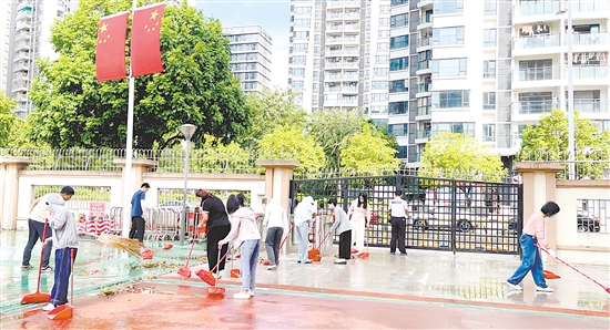 江海全民行动，清理蚊虫孳生地。