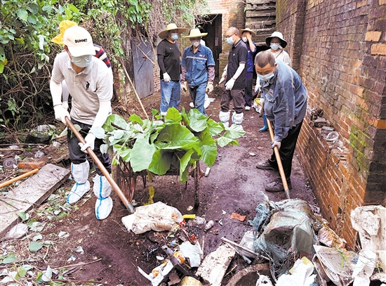 江门市残联系统职工走进街巷，开展“两清一灭”大行动。