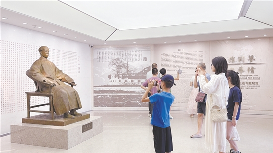 游客走进梁启超故居参观。