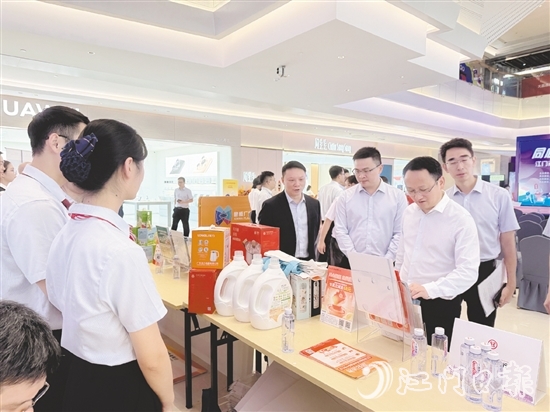 我市金融机构在活动现场设置金融知识宣传摊位。
